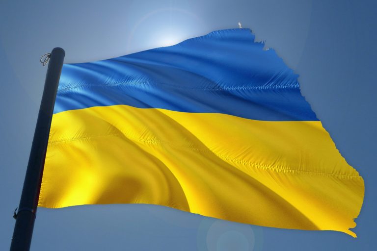Flagge der Ukraine abgerissen